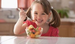 娱乐吃瓜君小孩吐奶