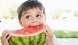 娱乐吃瓜君小孩吐奶